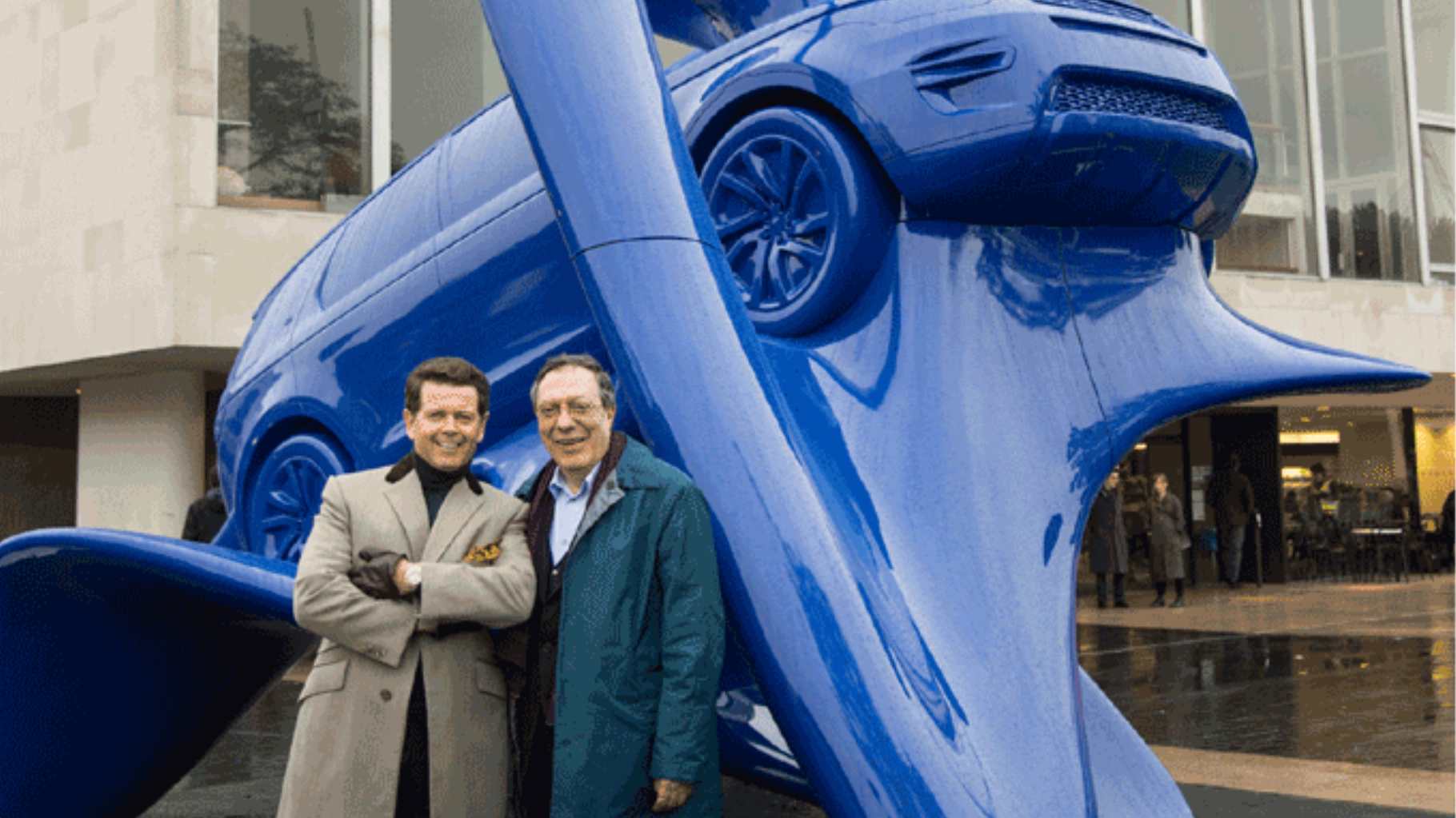 O artista italiano, Nino Mustica, e o Director de Design da Land Rover, Gerry McGovern. 