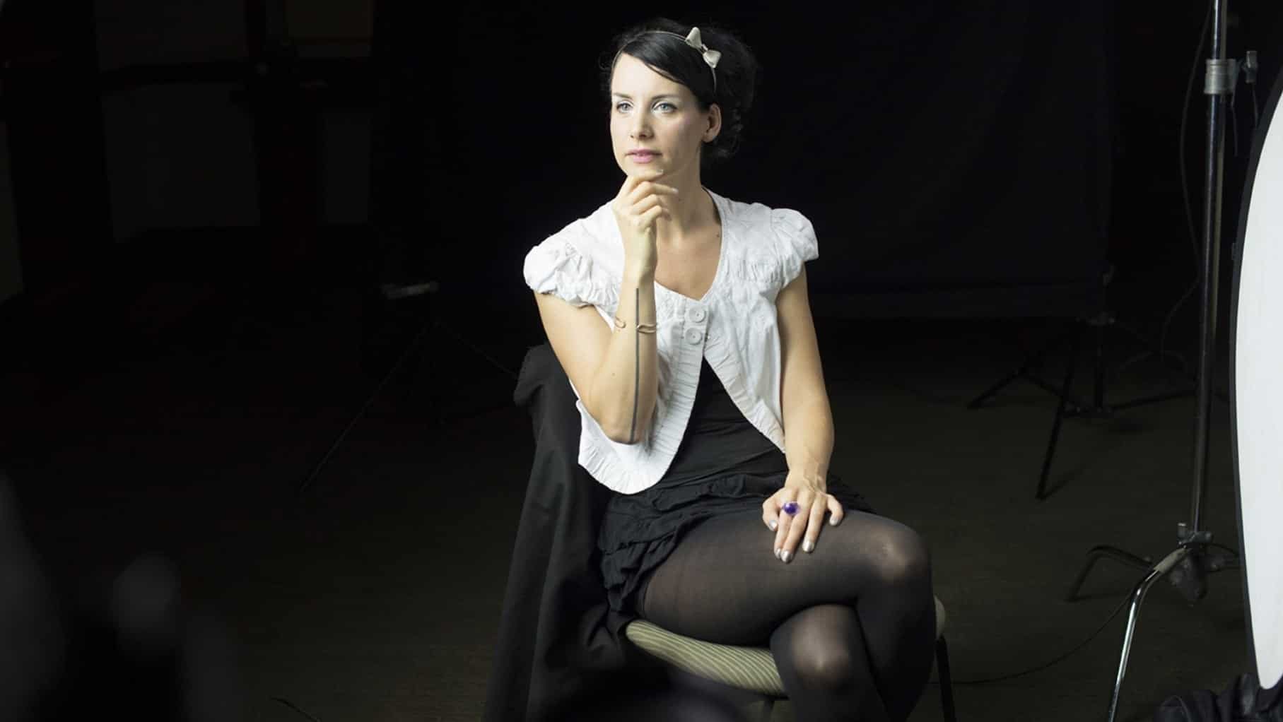 A Women is sitting on a chair
